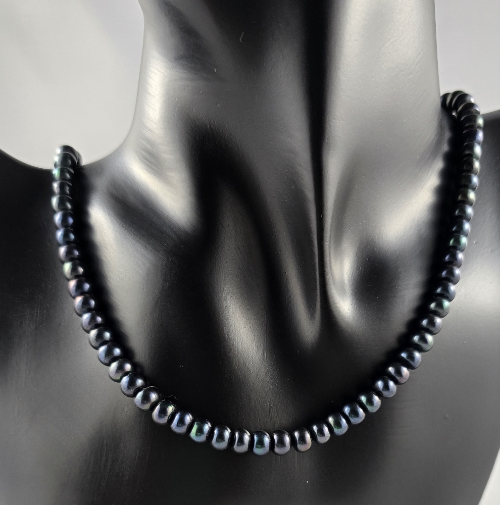 Elegant Black Pearl Necklace